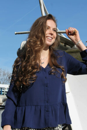 Blouse féminine bleu marine dentelle