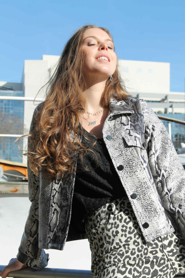 Veste vinyle imprimé serpent