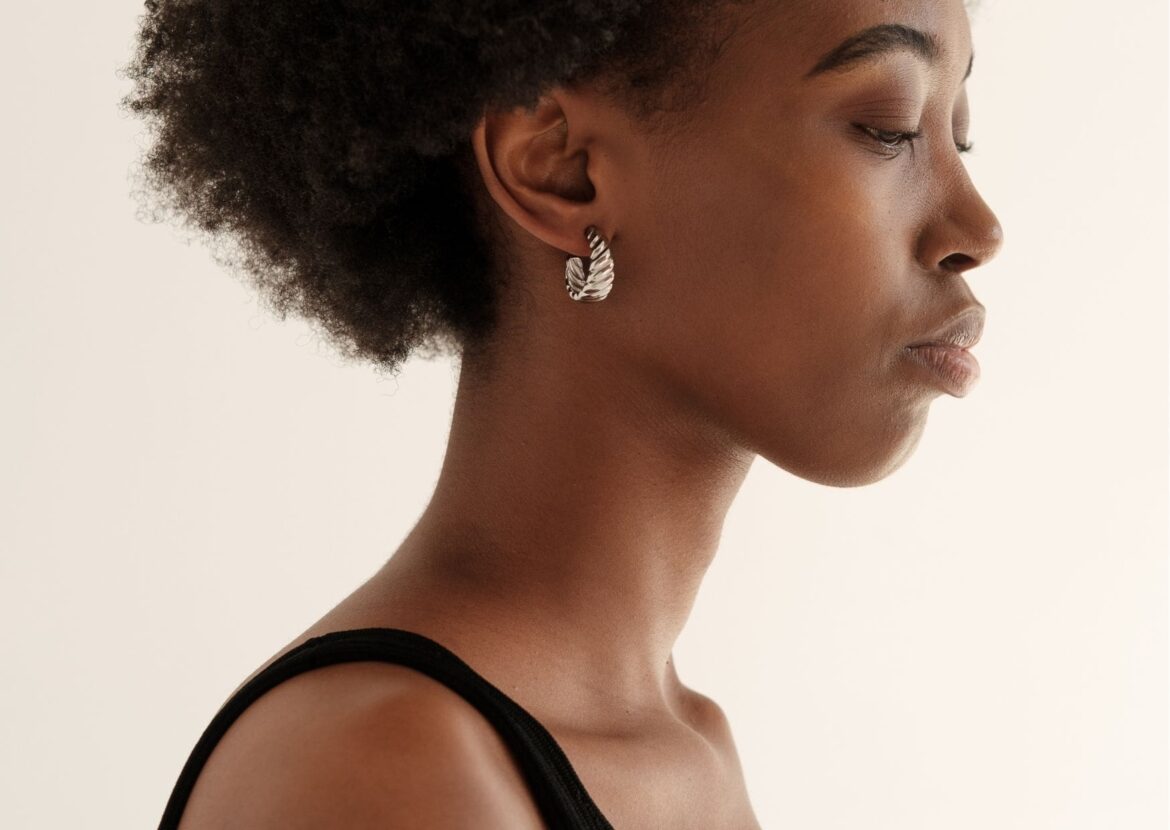 Absolème comment choisir ses boucles d'oreilles quand on a les cheveux courts ?