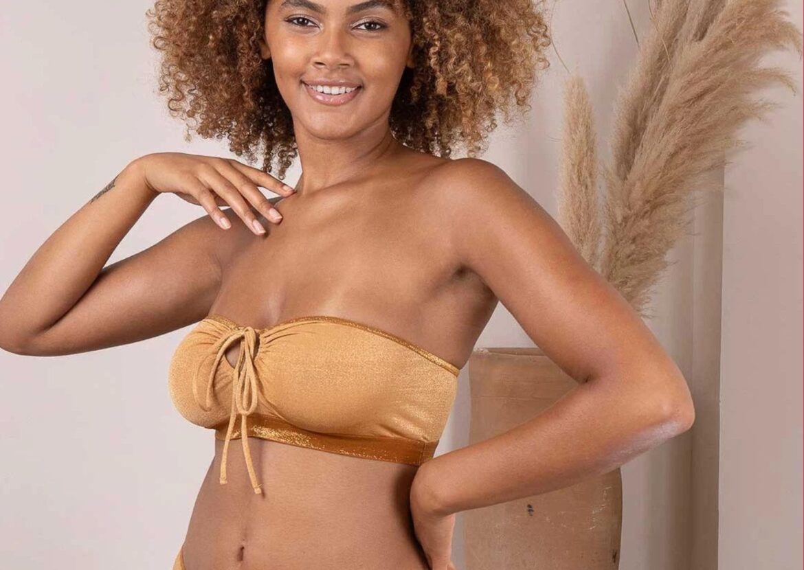 Absolème porter un soutien gorge bandeau