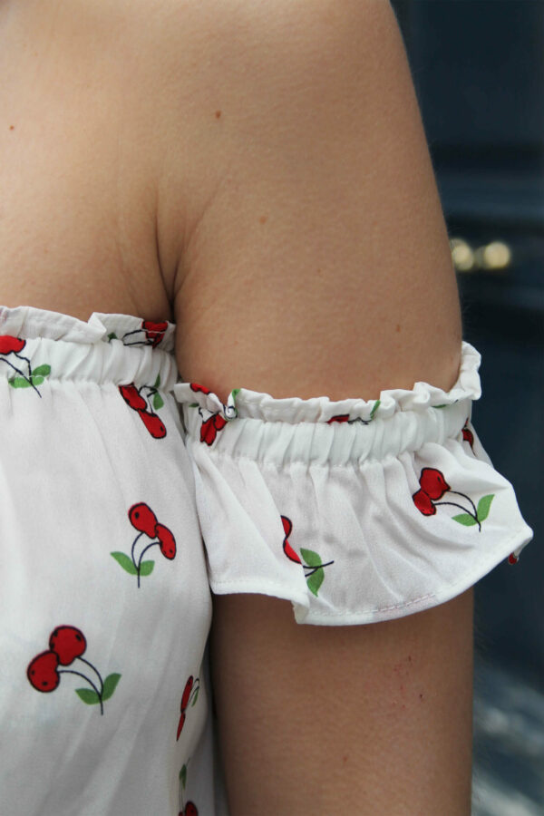 Absolème top court tendance épaules dénudées motif cerise