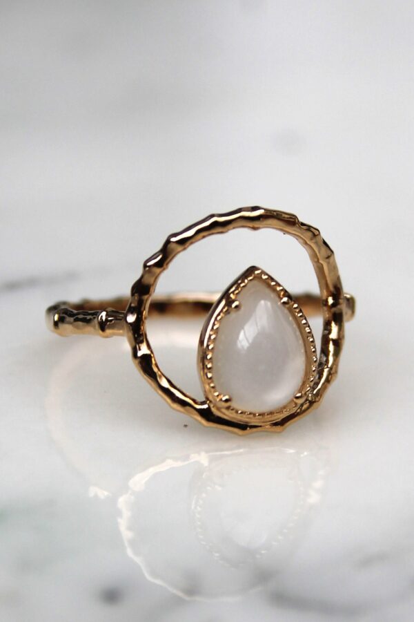 Absolème bague fine en plaqué or et pierre de lune