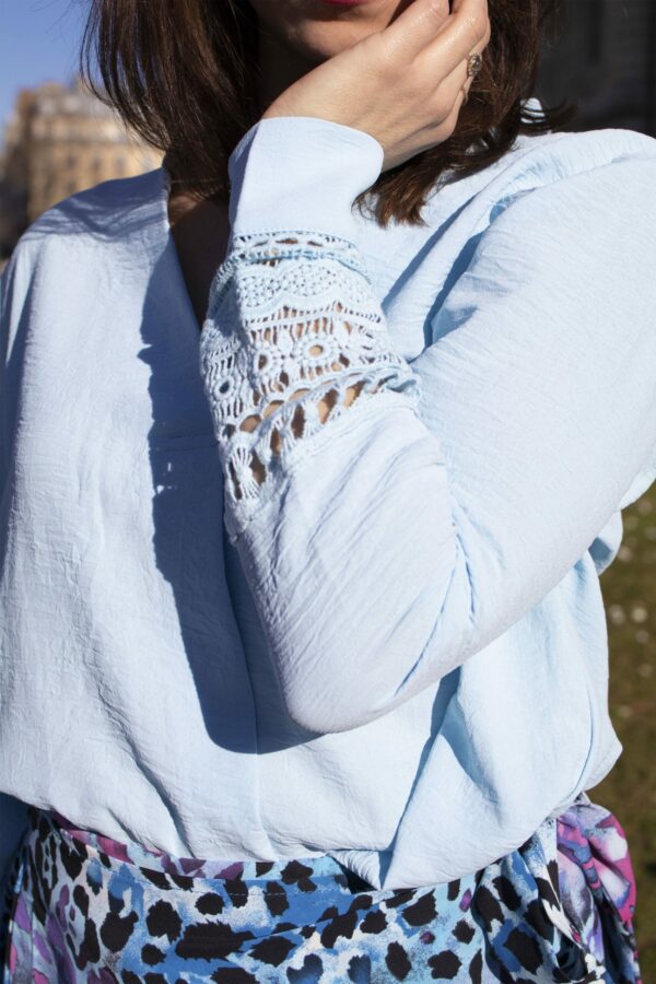 Absolème blouse bleu ciel avec broderies