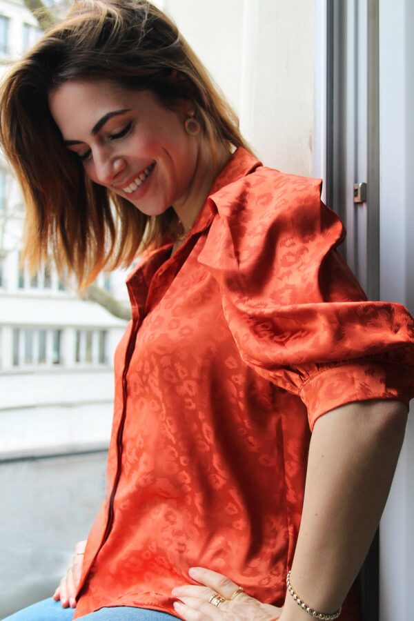 Absolème chemisier léopard satin orange manches bouffantes