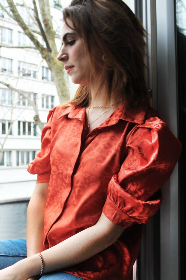 Absolème chemisier léopard satin orange manches bouffantes