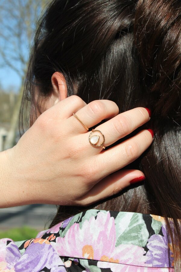 Absolème bague fine en plaqué or et pierre de lune