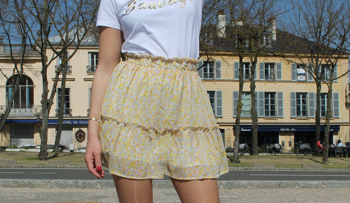 Absolème porter la mini jupe fleurie pour l'été