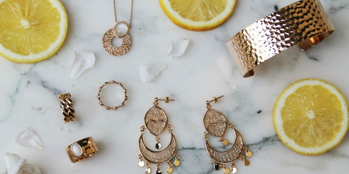 Absolème 15 bijoux dorés pour sublimer votre look d'été