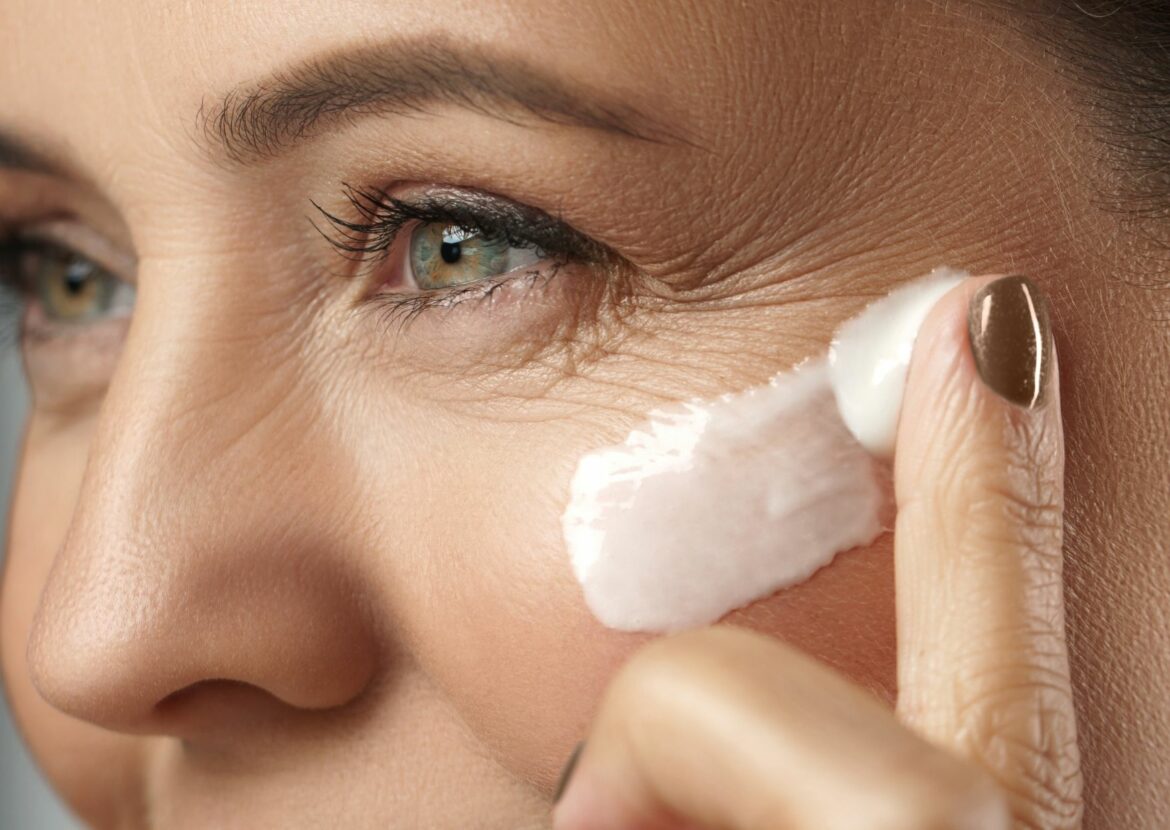 mettre de la crème anti-ride