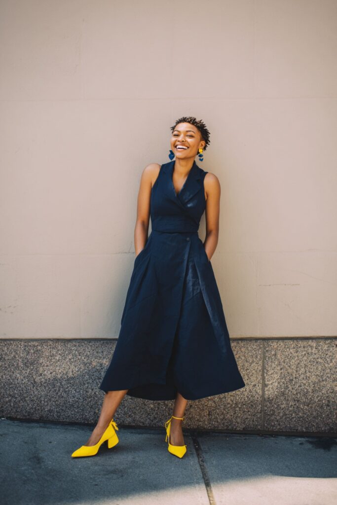 femme en robe bleu marine et chaussures jaunes