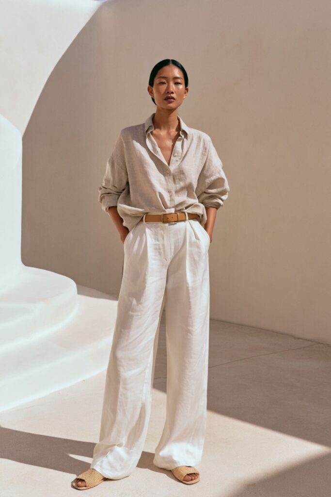 porter une chemise avec un pantalon blanc