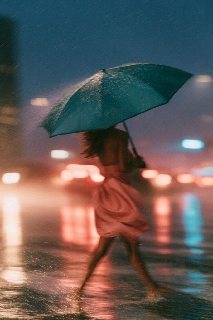 Femme marchant sous la pluie