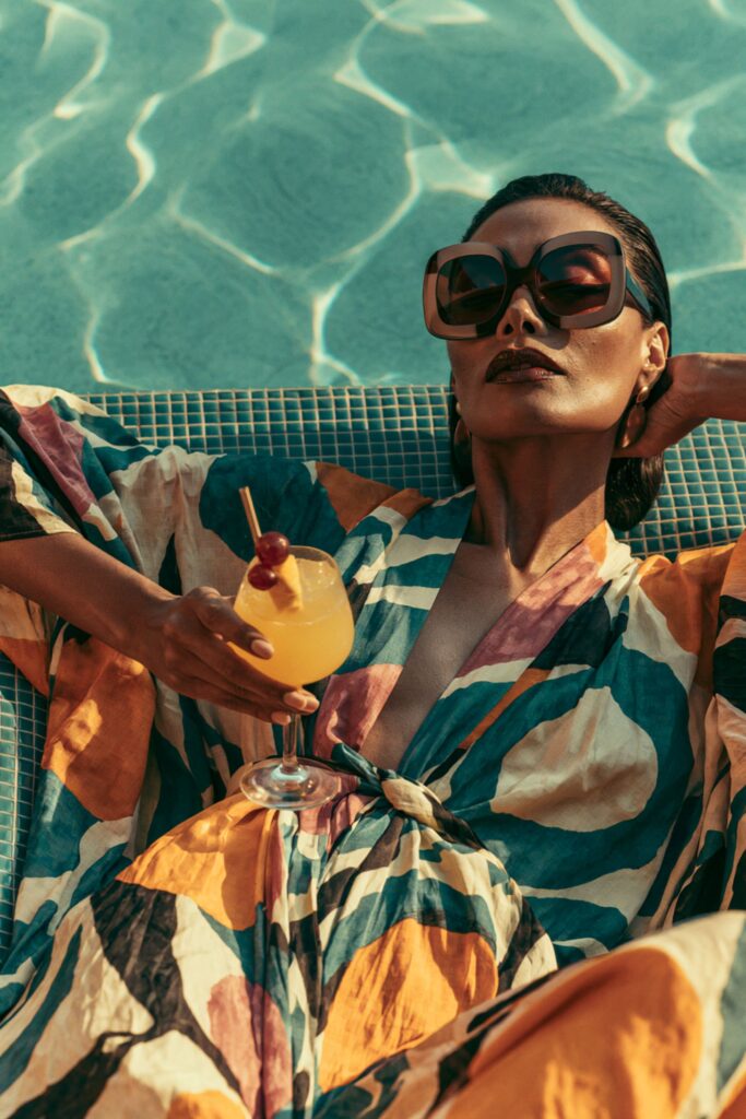 portrait de femme à une pool party