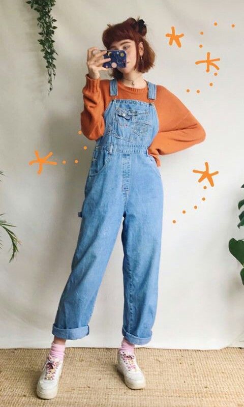 Absolème porter une salopette avec un pull