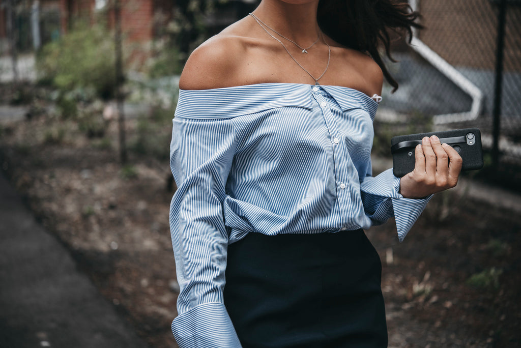 Absolème porter la chemise avec les épaules dénudées