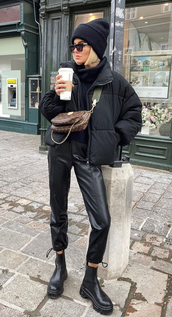 Absolème porter le pantalon en cuir