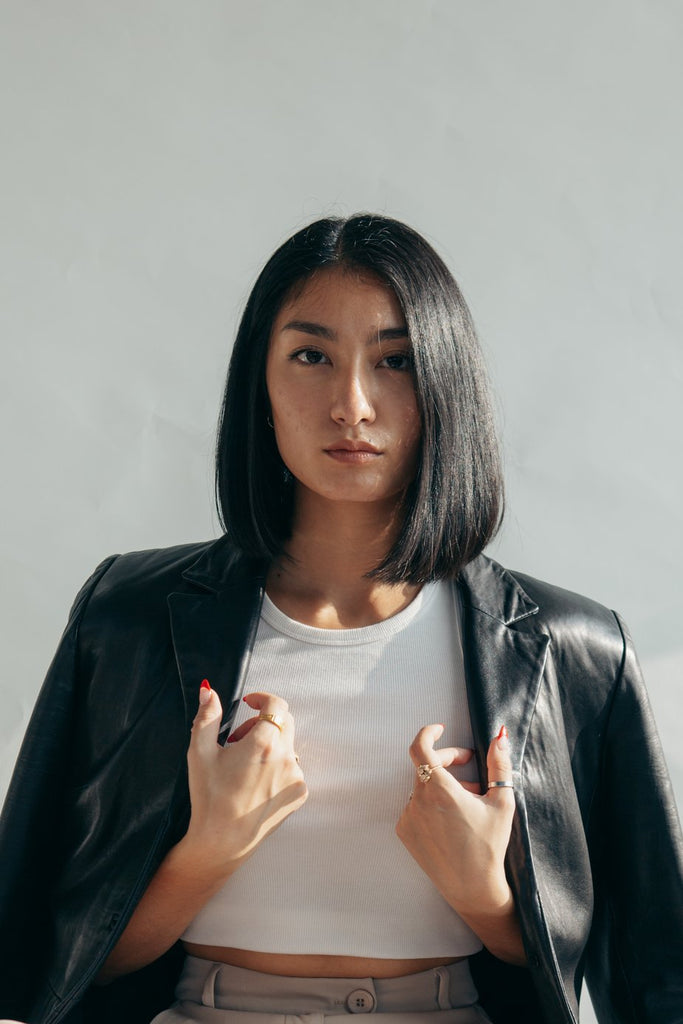 Absolème porter une veste en cuir